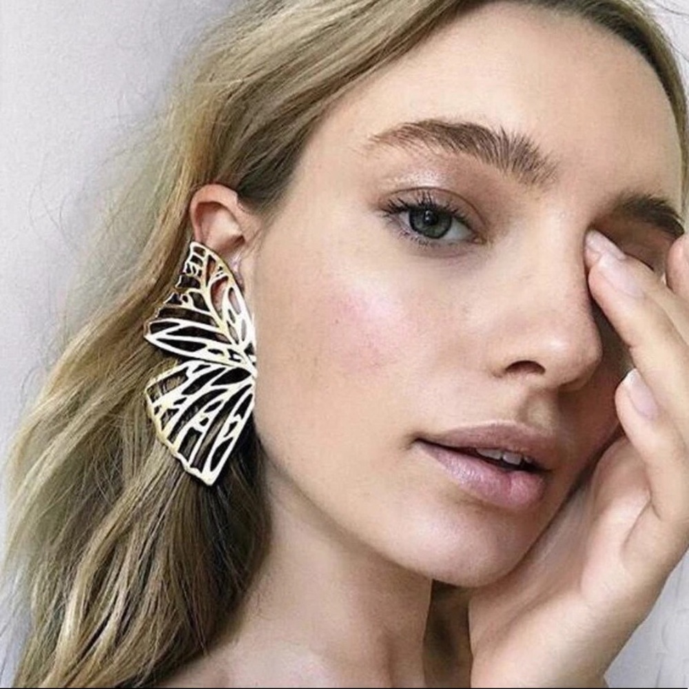 BUNDLE & SAVE✨📦NWT Silver Butterfly Wings